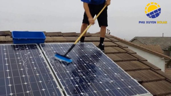 ve-sinh-pin-mat-troi-3-600x338-1